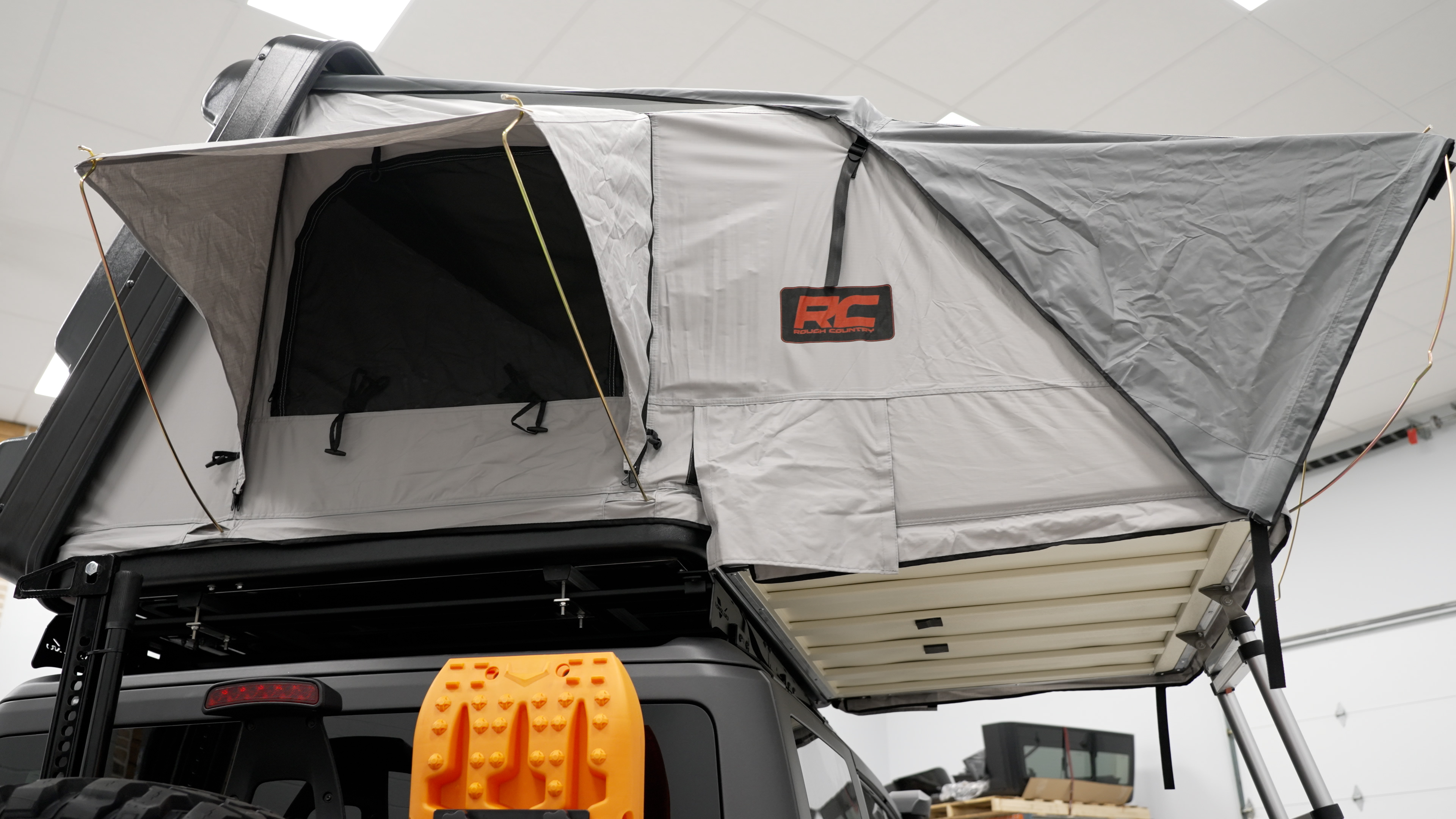 Rough Country hard shell pop-up tent