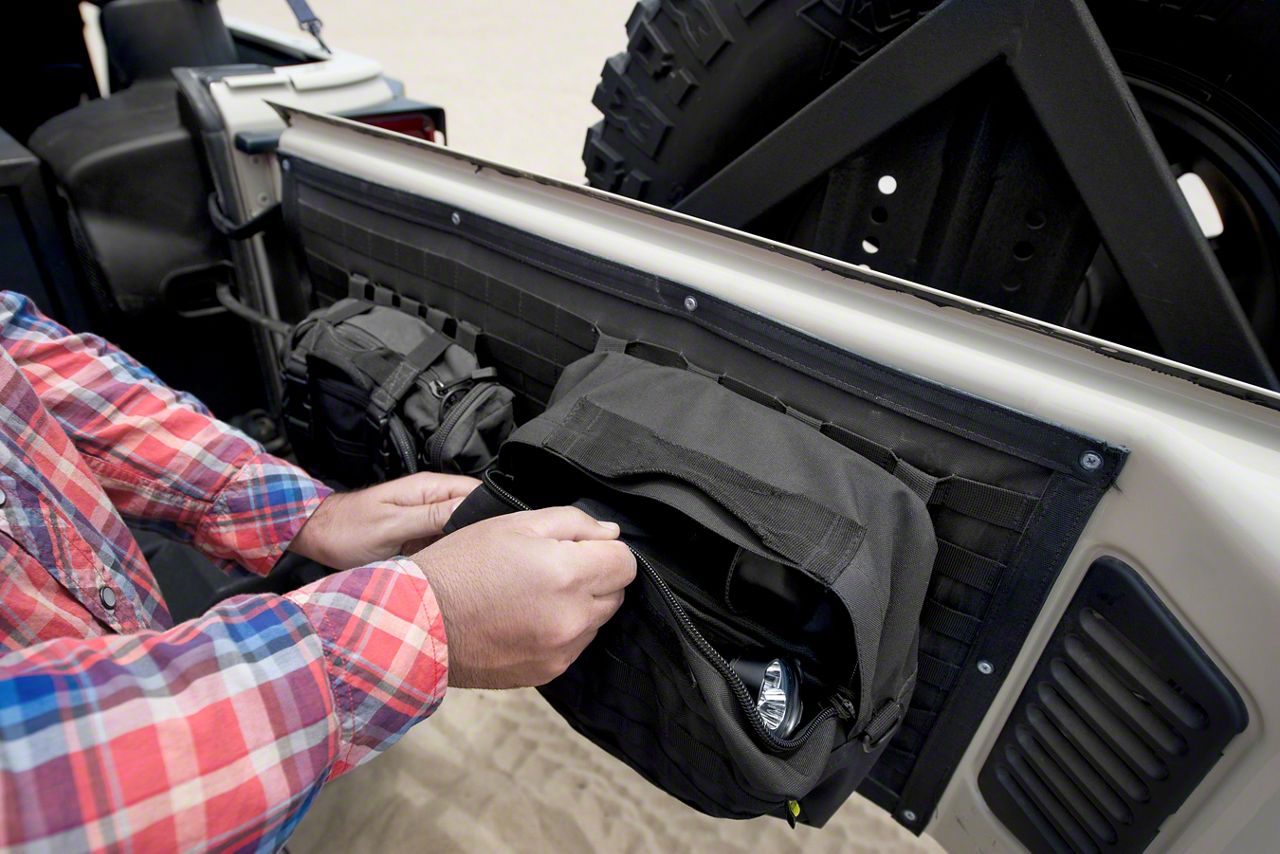 Smittybilt GEAR Tailgate Cover For Jeep Wrangler TJ & LJ (97-06) - Black, 5662201